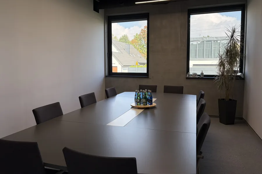 Sala spotkań z ciemnym stołem